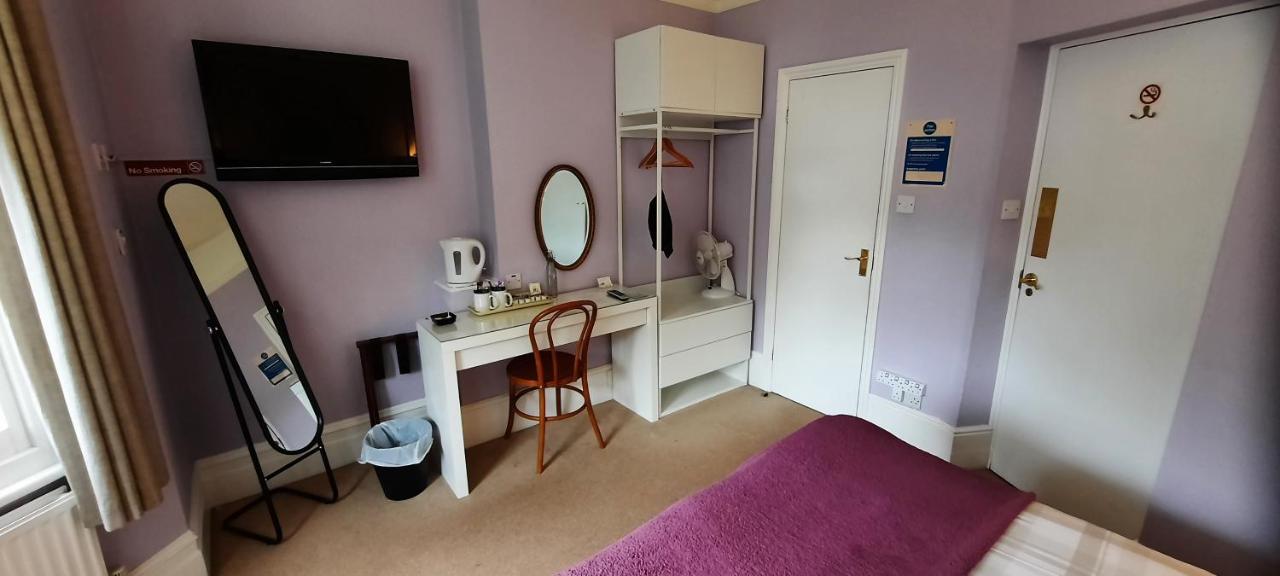 Colebrook Guest House Farnborough  Bagian luar foto