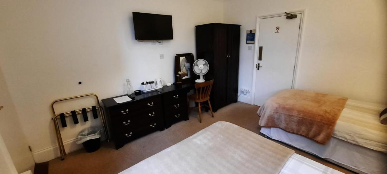 Colebrook Guest House Farnborough  Bagian luar foto