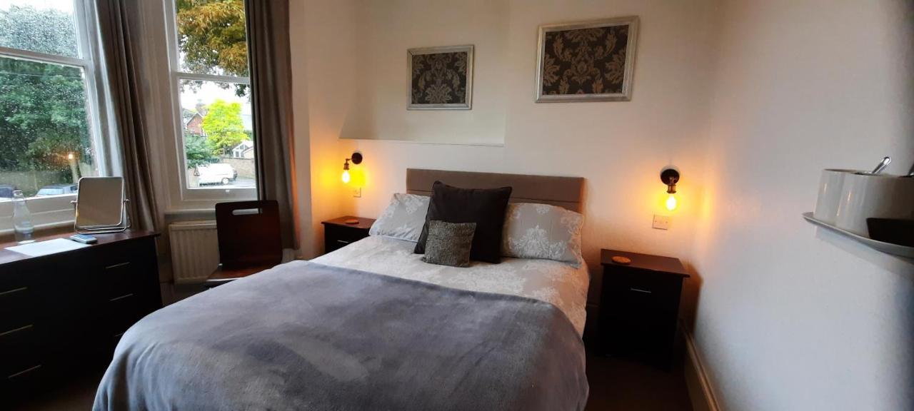 Colebrook Guest House Farnborough  Bagian luar foto