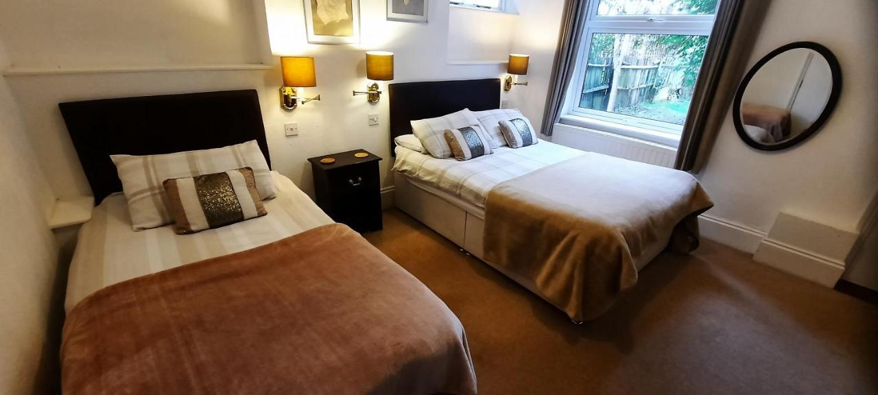 Colebrook Guest House Farnborough  Bagian luar foto