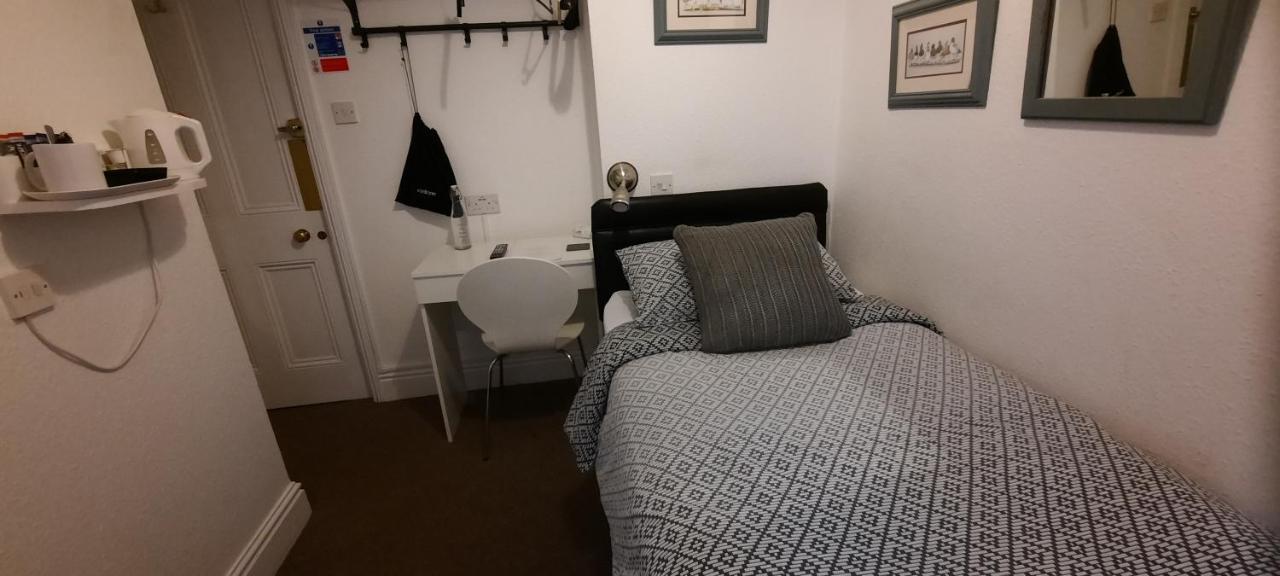 Colebrook Guest House Farnborough  Bagian luar foto
