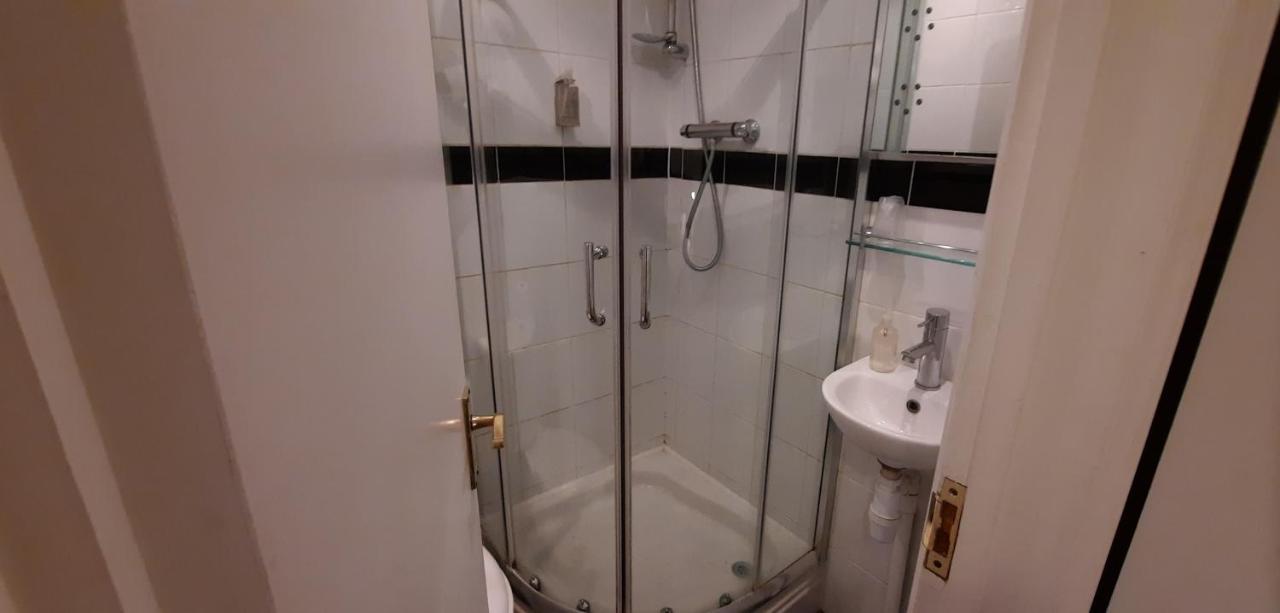 Colebrook Guest House Farnborough  Bagian luar foto