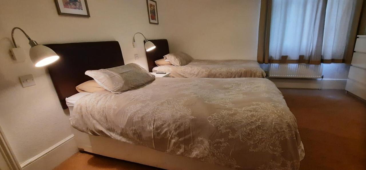 Colebrook Guest House Farnborough  Bagian luar foto
