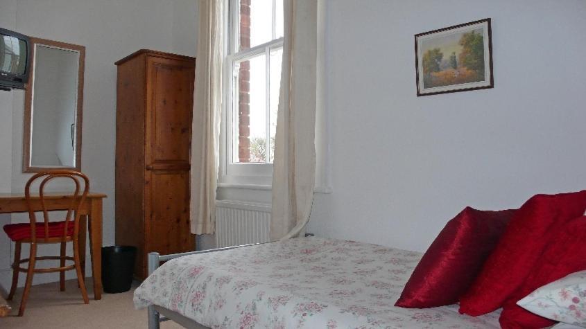 Colebrook Guest House Farnborough  Bagian luar foto