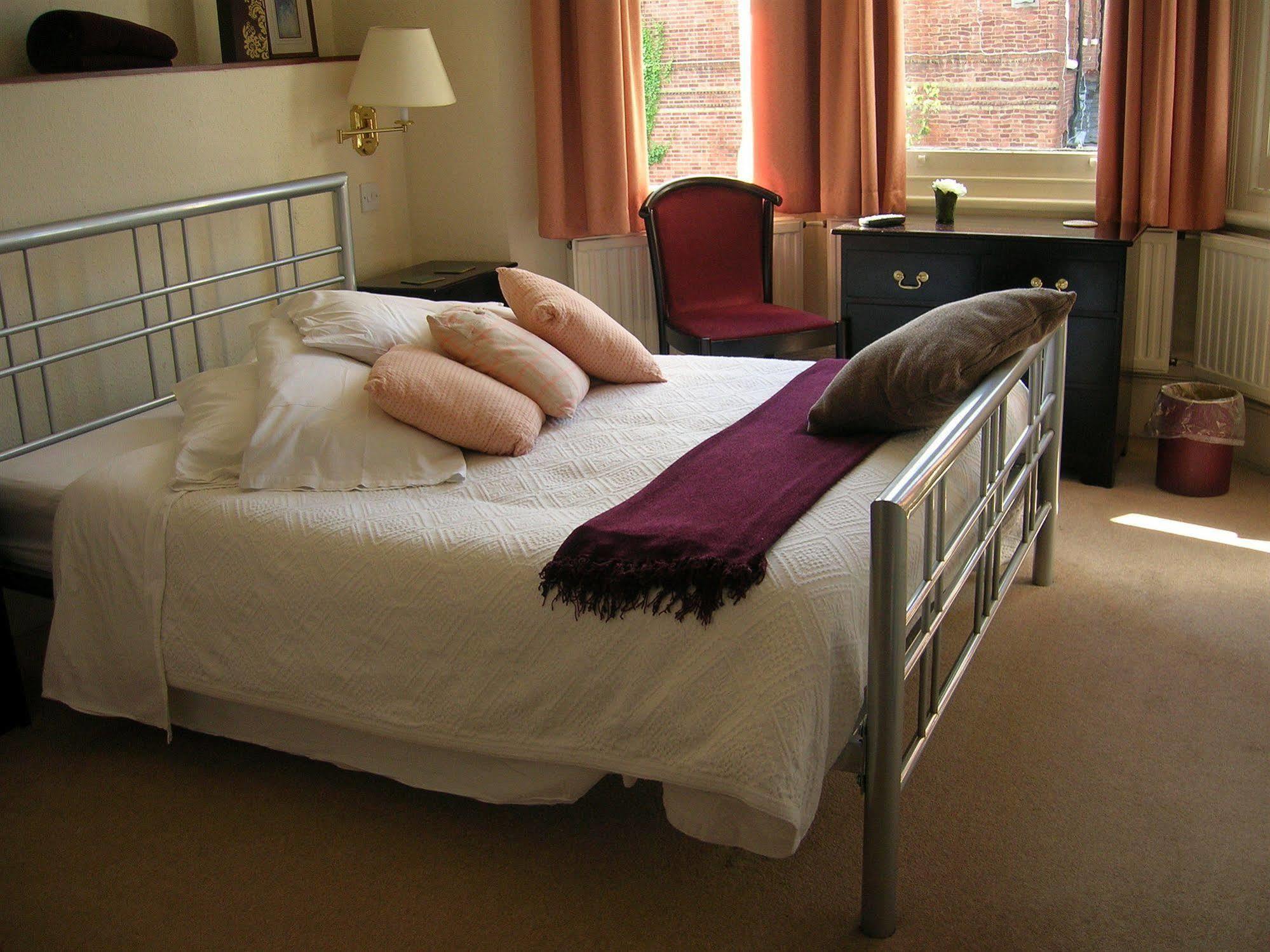 Colebrook Guest House Farnborough  Bagian luar foto